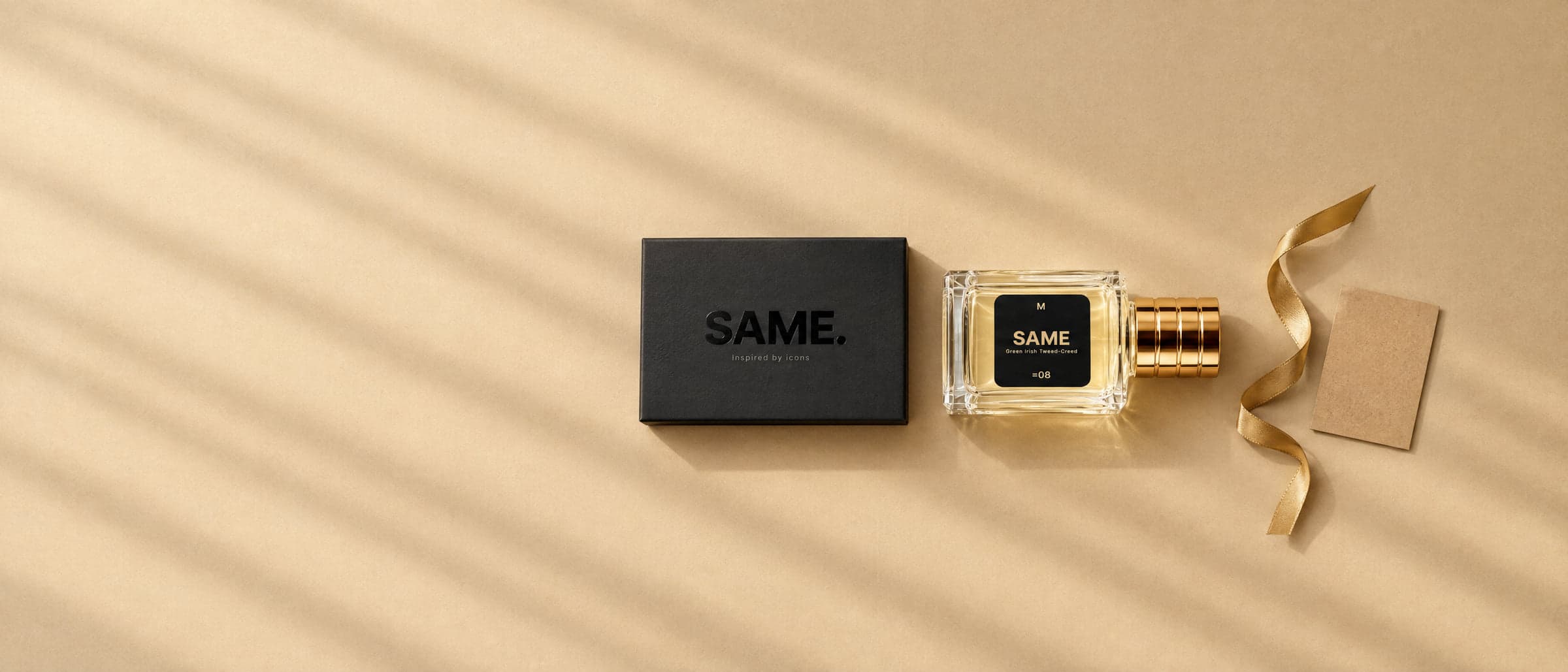 Estuche negro SAME, el frasco, un lazo dorado y una tarjeta kraft vistos desde arriba sobre un fondo color arena